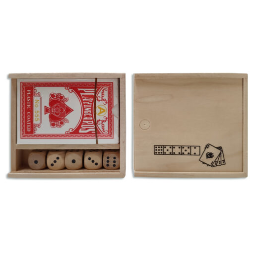 Naipes y dados en caja de madera